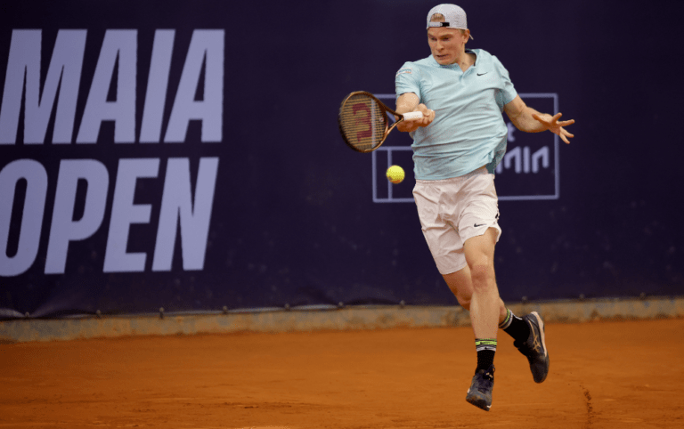 Henrique Rocha salva 'match point' até rumar aos oitavos 5 65