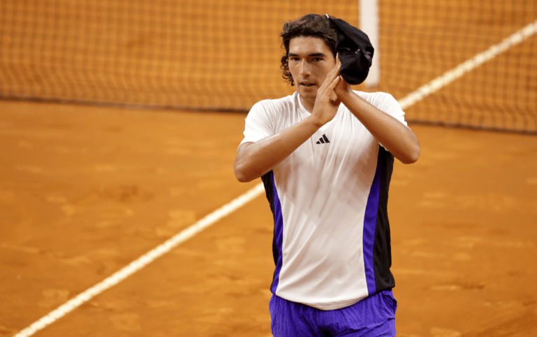 Henrique Rocha salva 'match point' até rumar aos oitavos 4 71