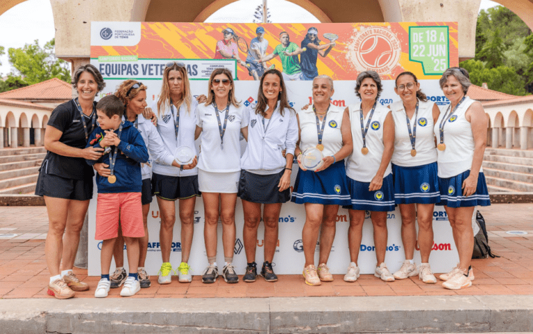 Títulos nacionais de equipas femininas a rodar 3 2