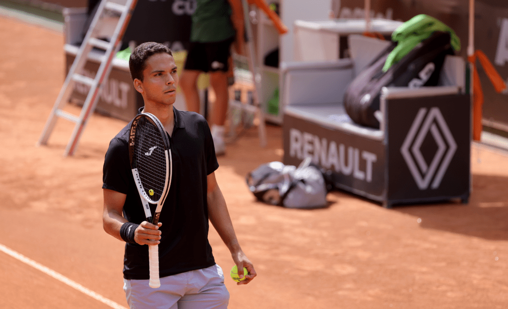 Pedro Araújo afastado nos oitavos da CT Porto Cup 2 5 53